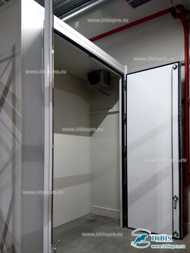 Холодильные распашные двери промышленные