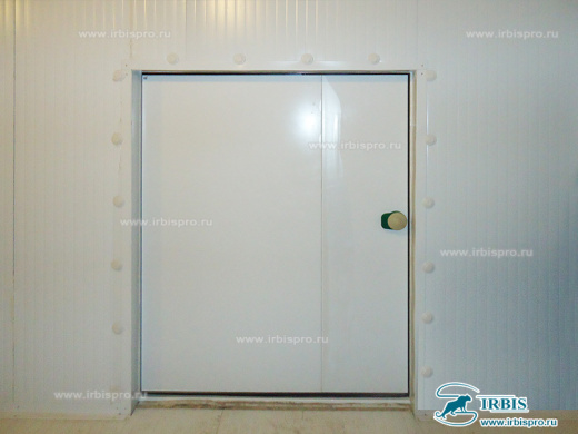 Холодильная камера, оснащенная промышленной распашной дверью